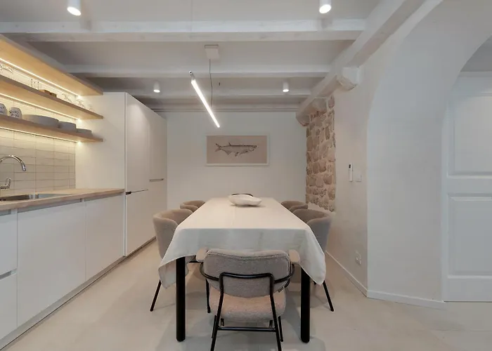 Miri, Heritage Superior With Swimming Pool Дубровник